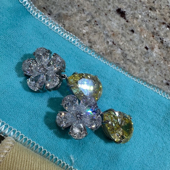 MAGNIFICENT COSTUME JEWELRY CLIP ON EARRINGS - Picture 2 of 12